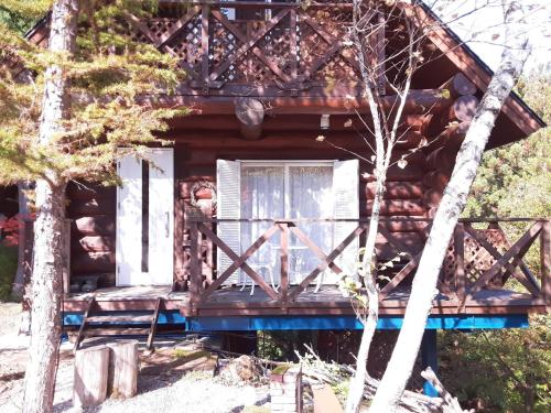 a log cabin in the woods with a window at seisen-ryo - Vacation STAY 95870 in Gujo