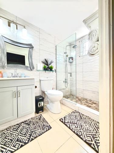 ein Badezimmer mit Toilette und Glasdusche in der Unterkunft Urban Loft in Falmouth