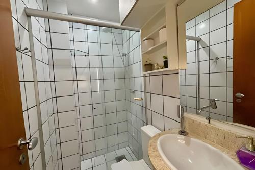 a bathroom with a sink and a mirror at Asa Sul | Próx. Aeroporto | Conforto & Praticidade in Brasília