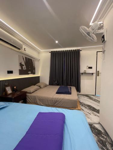 a hotel room with two beds and a window at Z&Z Budget Room in Kampung Kuala Besut