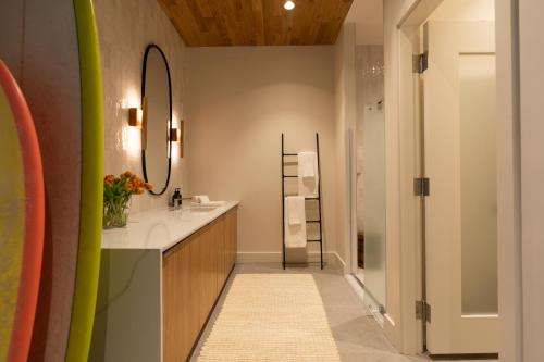 ein Badezimmer mit Waschbecken und Spiegel in der Unterkunft The Sitio in Virginia Beach