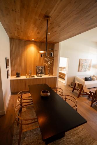 ein Wohnzimmer mit Tisch, Stühlen und Sofa in der Unterkunft The Sitio in Virginia Beach