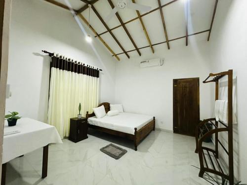 a bedroom with a bed and a table in a room at Sigiri Gateway in Galewela