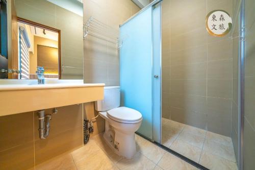 a bathroom with a toilet and a sink and a shower at 水母漂民宿-免費停車-寵物友善-無門禁24小時進出-東森文旅-包棟優惠中 in Toucheng