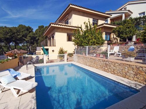 Casa Espaciosa con Piscina Privada y Barbacoa cerca de la Playa de Empúries - HISP-7-32