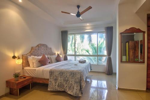 ein Schlafzimmer mit einem Bett und einem großen Fenster in der Unterkunft Hotel Sea Sapphire in Calangute