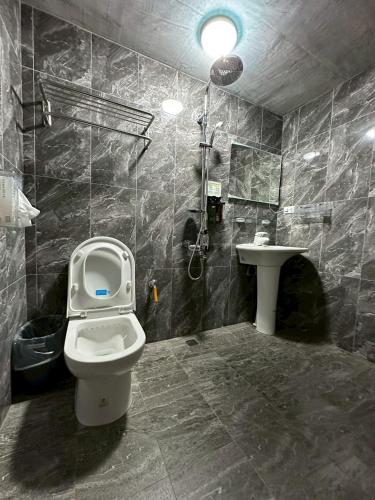 a bathroom with a toilet and a sink at Bear&Best Homestay in Yuli