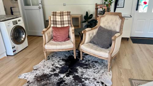 two chairs sitting next to each other in a living room at Dove Cottage in Auckland