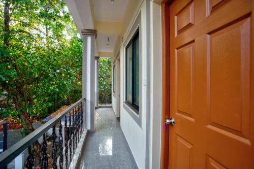 an open door of a house with a balcony at Casa Nathan in Calangute