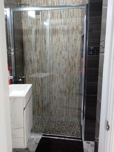a bathroom with a shower with a glass door at Casa en Paraíso Cuautla Morelos in Cuautla Morelos