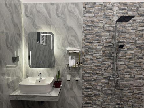 a bathroom with a sink and a shower at Dilaro Rest & Villa in Kottagoda