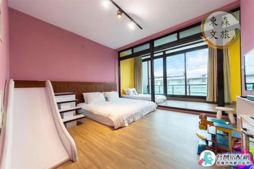a bedroom with a bed and a slide at 蝴蝶結溜滑梯親子民宿-寵物友善-無門禁24小時進出-免費停車-東森文旅-包棟優惠中 in Yuanshan