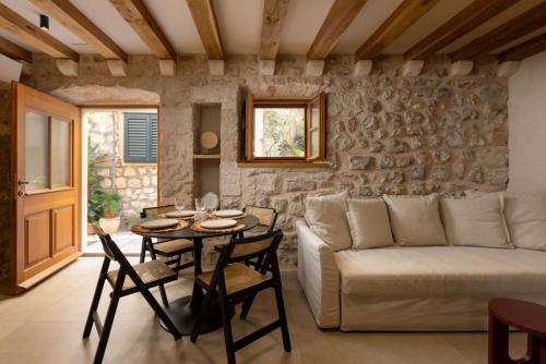 Old Town Olive Studio Apartment
