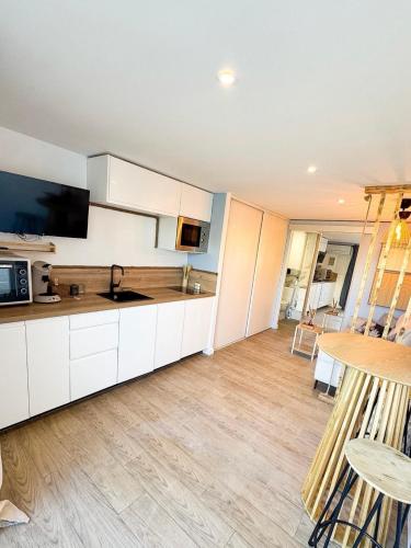 Studio Savane terrasse clim mer 200m parking privé