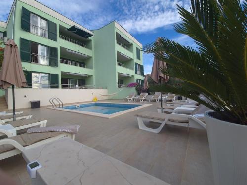 SEALUXE Apartments with Heated Pool and Sea View