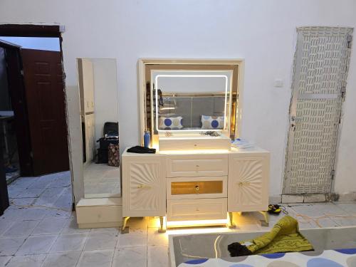 a mirror and a dresser in a room at Al-Ahmari Holiday Apartment in Mogadishu