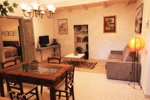 ein Wohnzimmer mit einem Tisch und einem Sofa in der Unterkunft Osterio Magno in Cefalú