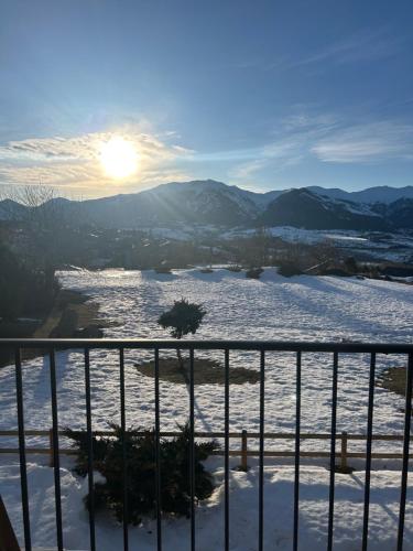 Appartement Cosy avec Vue Montagne, Balcon & Parking Gratuit