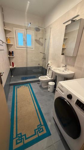 ein Badezimmer mit Toilette und Waschbecken in der Unterkunft Pasithea's Apartment in Samos