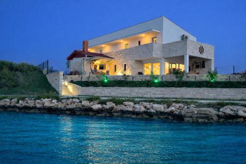 Villa Maritime - Exklusive Strandvilla mit beheiztem Pool, Grillhütte & Meerblick bei Zadar