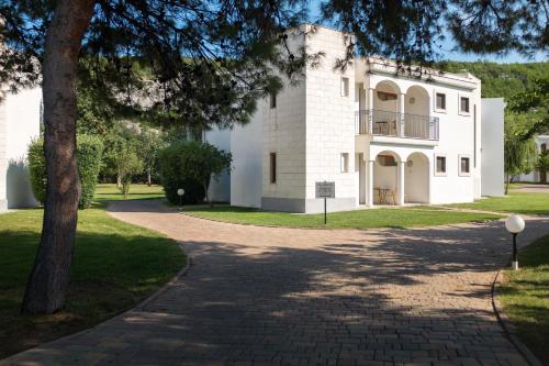 A garden outside Life Resort Gusmay Beach & SPA - Hotel Cala del Turco