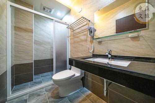 a bathroom with a toilet and a sink and a shower at 享受一下民宿-免費停車-寵物友善-無門禁24小時進出-東森文旅-包棟優惠中 in Chung-ho