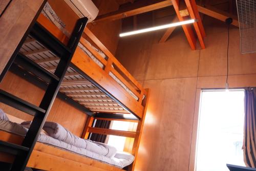a bunk bed in a room with a window at 灯GuestHouse in Aizuwakamatsu