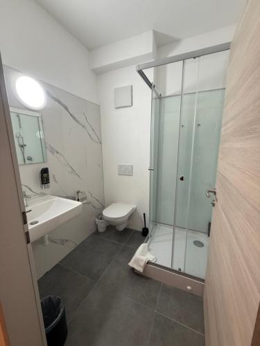 a bathroom with a glass shower and a toilet at Hotel Vogelweiderhof in Salzburg