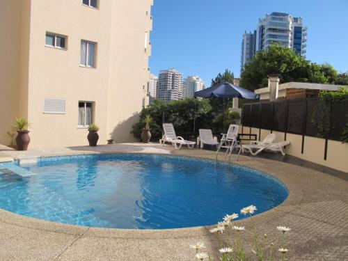 una pequeña piscina frente a un edificio en Apartamento Cap Ferrat, en Punta del Este