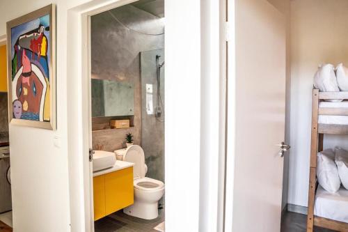 Bilik mandi di The Orange House