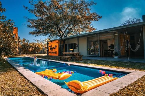 Kolam renang di atau dekat dengan The Orange House