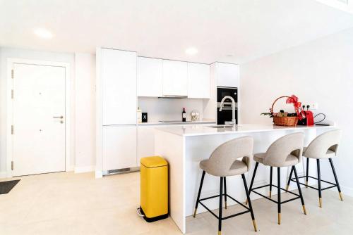 Bayside Luxury Steps from the Beach-Stylish apartment near beach pool & shops