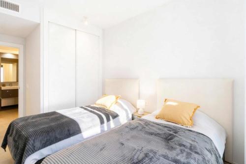 Bayside Luxury Steps from the Beach-Stylish apartment near beach pool & shops