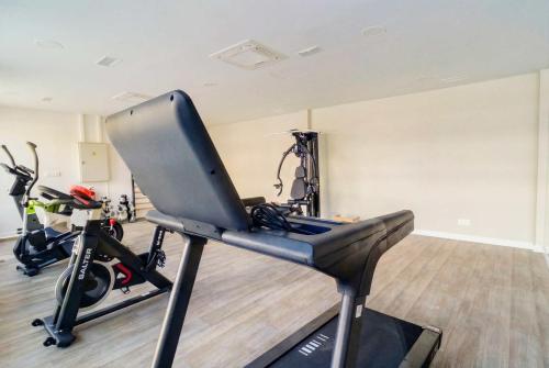 Bayside Luxury Steps from the Beach-Stylish apartment near beach pool & shops