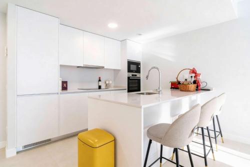 Bayside Luxury Steps from the Beach-Stylish apartment near beach pool & shops