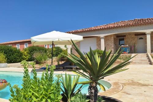 Piscina de la sau aproape de Villa Énalia
