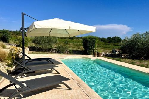 Piscina de la sau aproape de Villa Énalia