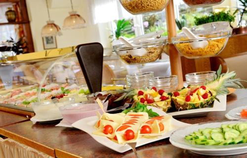 シュマレンベルクにあるLandhotel Albersのカウンターの上に数枚の料理が並んだビュッフェ