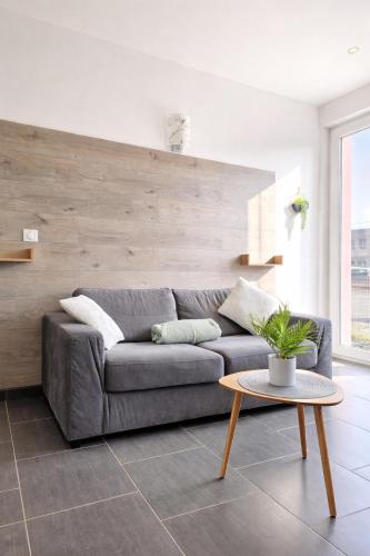 studio tout équipé, calme avec terrasse et parking