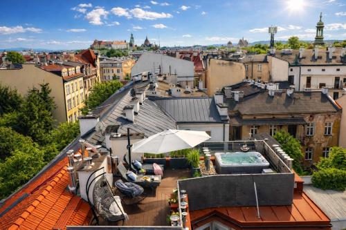 Old Town Apartment with Private Rooftop Jacuzzi and the Sky Views ! Balcony AC WiFi Parking