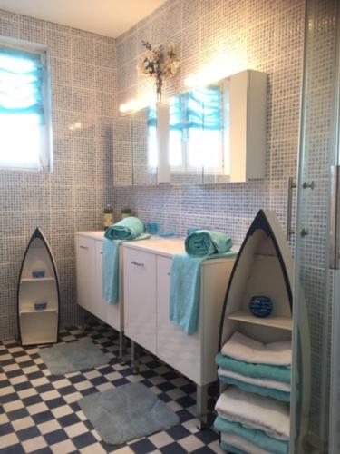une salle de bain avec un lavabo et un miroir dans l'établissement La Loge Du Vigneron, à Vauciennes