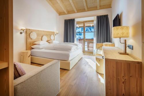 a hotel room with two beds and a window at Plang Farmhouse in San Cassiano