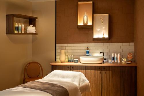 a bathroom with a sink and a counter with a sink at Thalazur Carnac - Résidence in Carnac