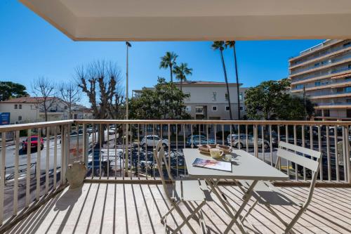 2-Br Apartment with Terrace Near Cannes Centre