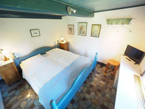 a bedroom with a bed with a blue slide at Hansen Hof 1 in Tinnum