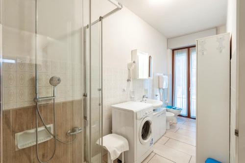 a bathroom with a shower and a washing machine at Villa Ferri in Peschiera del Garda