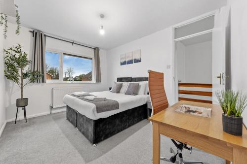 a bedroom with a bed and a desk at 4 Bedroom Fully Furnished House - Longer Stay Offers - Contractor Digs - NEW in Crawley