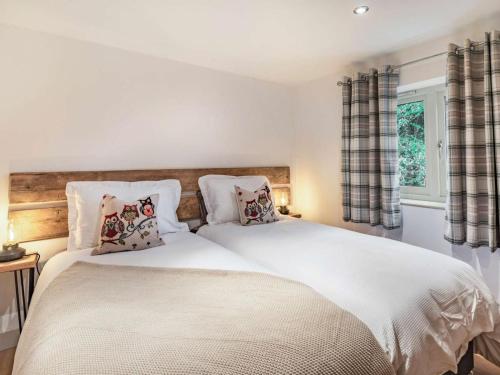 a bedroom with a bed with white sheets and pillows at 2 Bed in Newark oc-87683 in Coddington