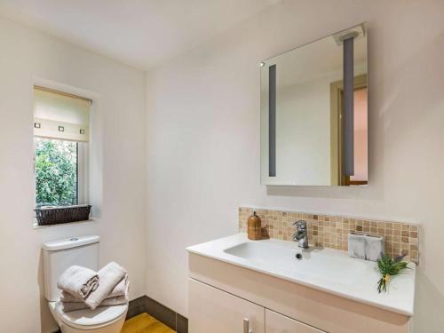 a bathroom with a sink and a toilet and a mirror at 2 Bed in Newark oc-87683 in Coddington