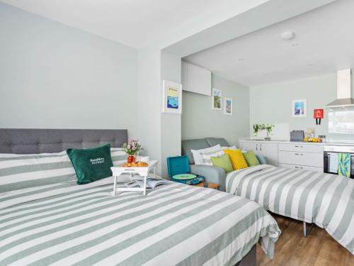 a bedroom with two beds and a couch at 1 Bed in Brixham oc-78520 in Galmpton-on-the-Dart